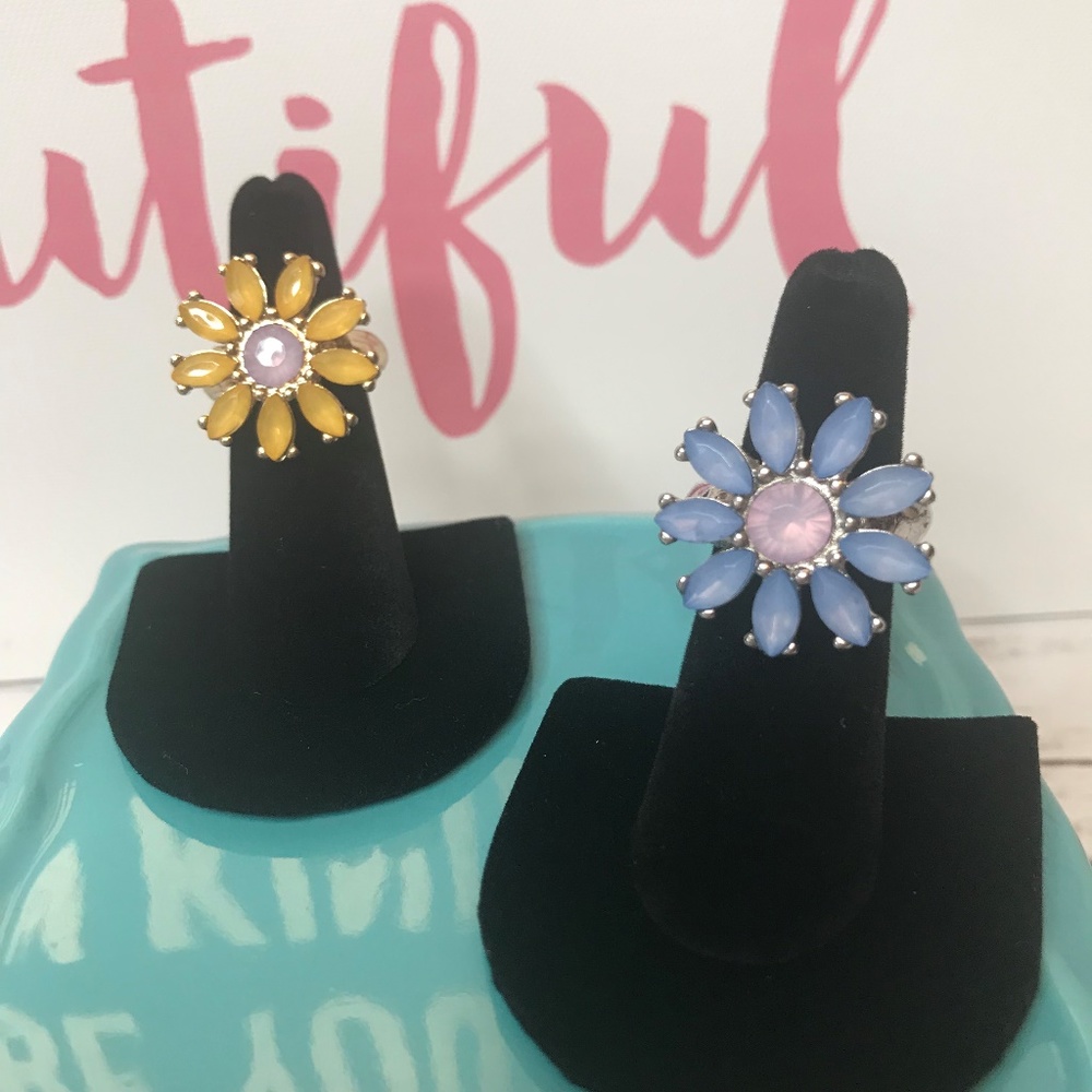2 FUN Adjustable Flower Rings - Picture 2 of 8